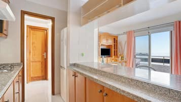 Refrigerador, microondas, parrilla de estufa y cafetera y tetera