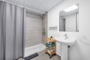 Chuveiro, secador de cabelo, toalhas de banho