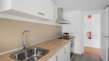 Een koelkast, een magnetron, een oven, een kookplaat