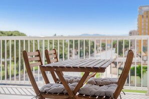 Outdoor dining - Apartment 'Lopimar Bonito' with Mountain View, Wi-Fi and Air Conditioning (Canet de Berenguer)