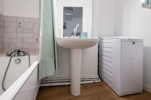Bañera y secador de pelo