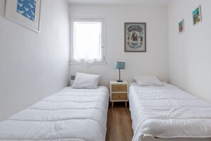 3 chambres, fer et planche à repasser