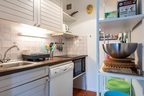 Réfrigérateur, micro-ondes, four, lave-vaisselle