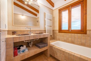 Baignoire, articles de toilette gratuits, sèche-cheveux