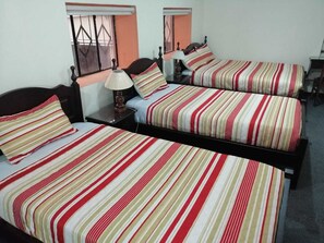 Family Triple Room | Individually furnished, desk, laptop workspace, free WiFi - Hostal Victoria- Quito (Quito)