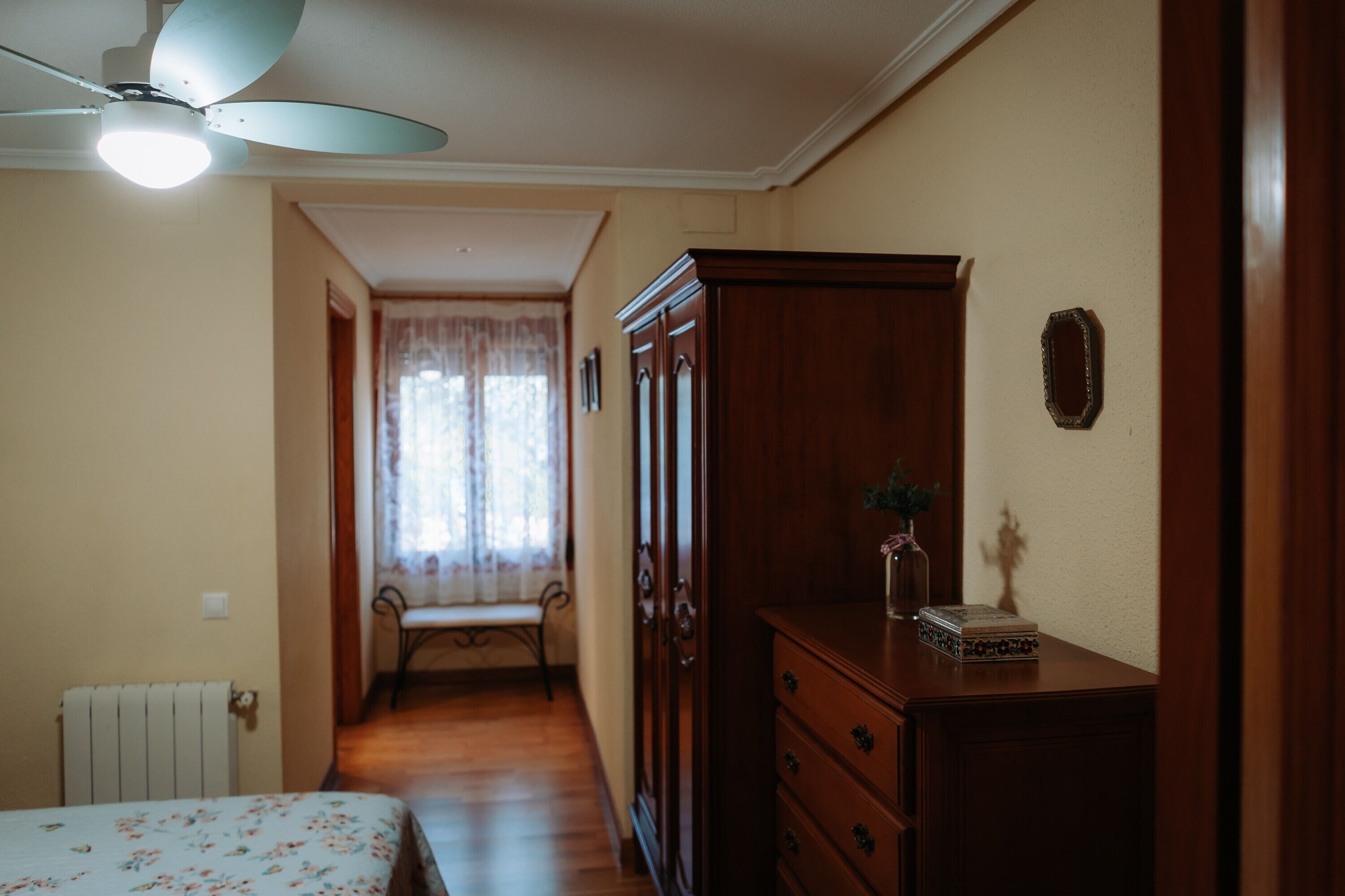 3 室のベッドルーム、アイロン / アイロン台、WiFi (無料)、ベッドシーツ