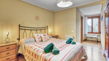 3 bedrooms, iron/ironing board, free WiFi, bed sheets