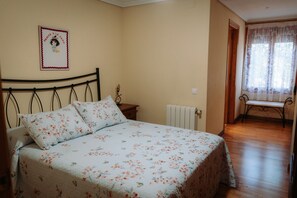 3 bedrooms, iron/ironing board, free WiFi, bed sheets