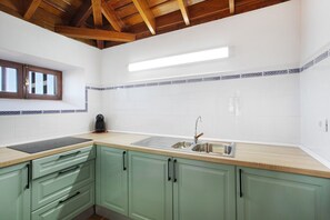 A kitchen with a wooden ceiling, a window, a sink, and cabinets. - 'Casa rural Dragomar' with Sea View, Shared Terrace and Wi-Fi (Tacoronte)