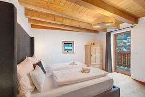 7 bedrooms, free WiFi, bed sheets - Holiday Home 'Alpin Chalet Samer' with Mountain View, Private Terrace and Wi-Fi (Sarentino)