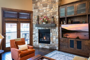 Televisión y chimenea 