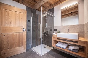 Suihku, hiustenkuivaaja, pyyhkeet