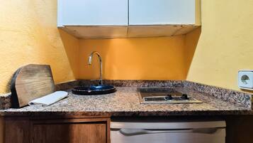 Een koelkast, een kookplaat, een koffiezetapparaat/waterkoker