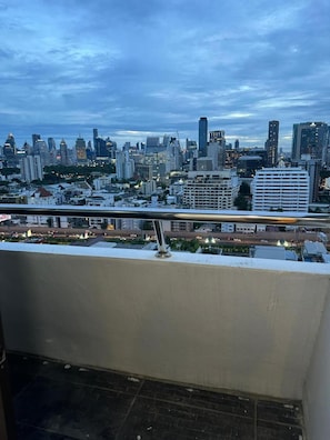 Signature Apartment | Balcony - Omni Tower Sukhumvit Nana - Direct (Bangkok)