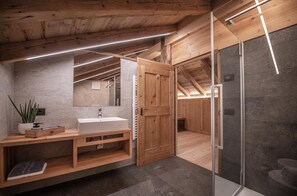 Suihku, hiustenkuivaaja, pyyhkeet