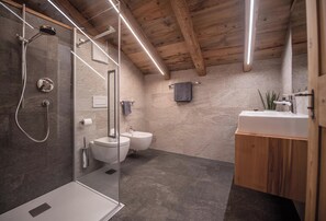 Suihku, hiustenkuivaaja, pyyhkeet