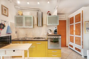 Fridge, microwave, oven, stovetop