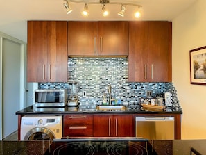 Refrigerador, microondas, horno y parrilla de estufa