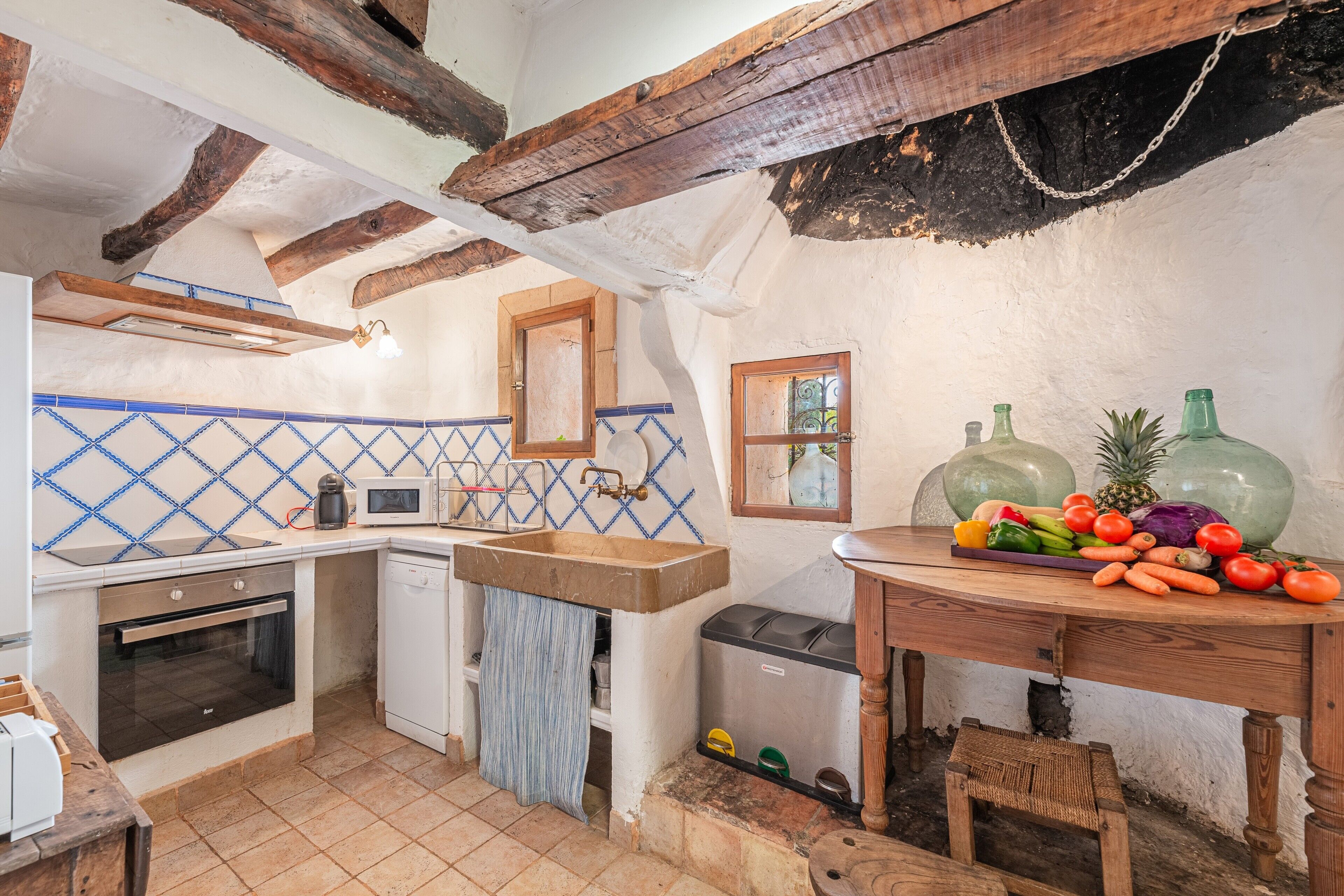 冷蔵庫、電子レンジ、オーブン、コンロ