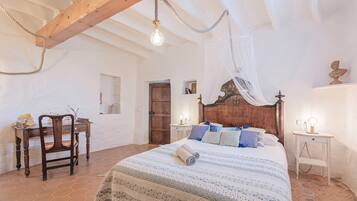 4 bedrooms, iron/ironing board, free WiFi, bed sheets