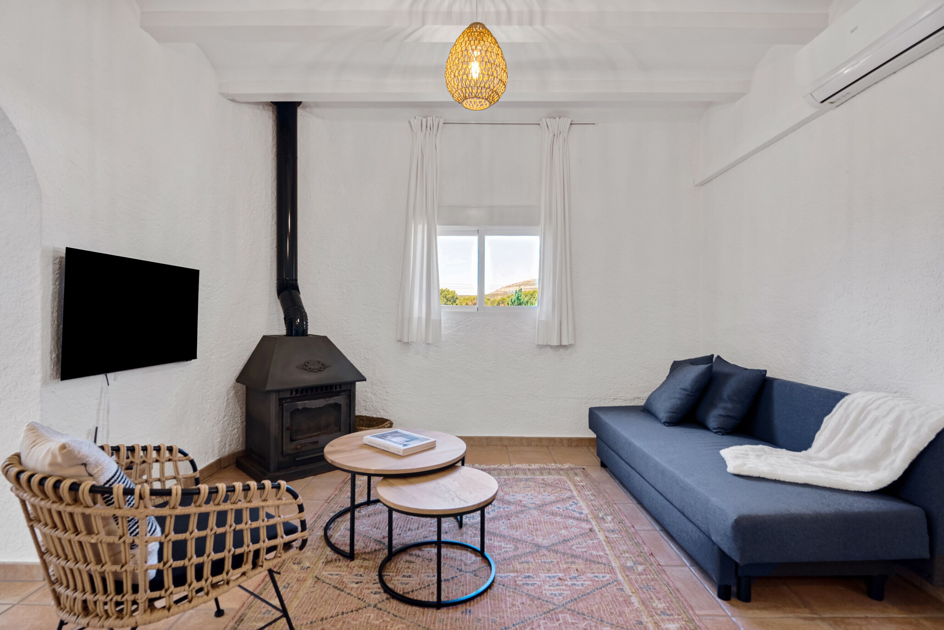 TV, fireplace, streaming services