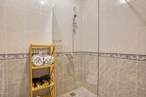 Dusche, Haartrockner, Handtücher