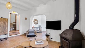 TV, fireplace, streaming services