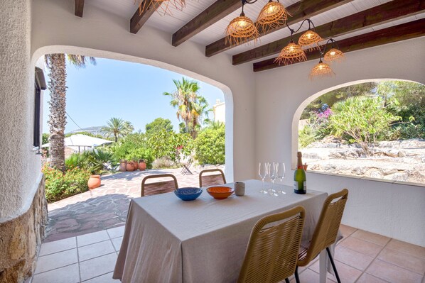Outdoor dining - Villa 'El Dormilon' with Private Pool, Private Terrace and Wi-Fi (Panorama)