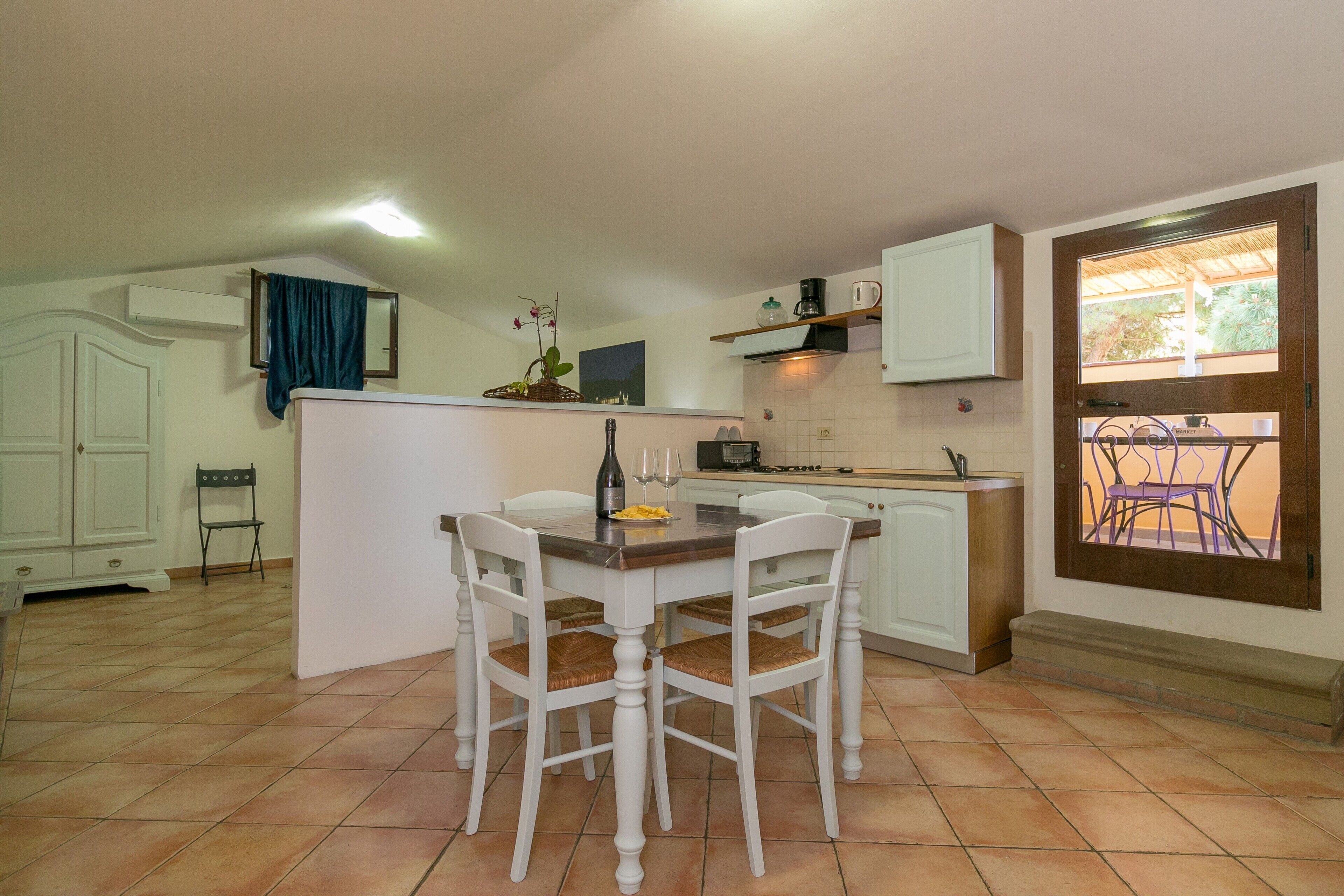 Fridge, oven, stovetop, coffee/tea maker