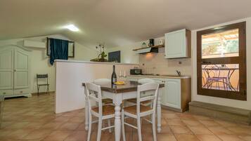 Fridge, oven, stovetop, coffee/tea maker