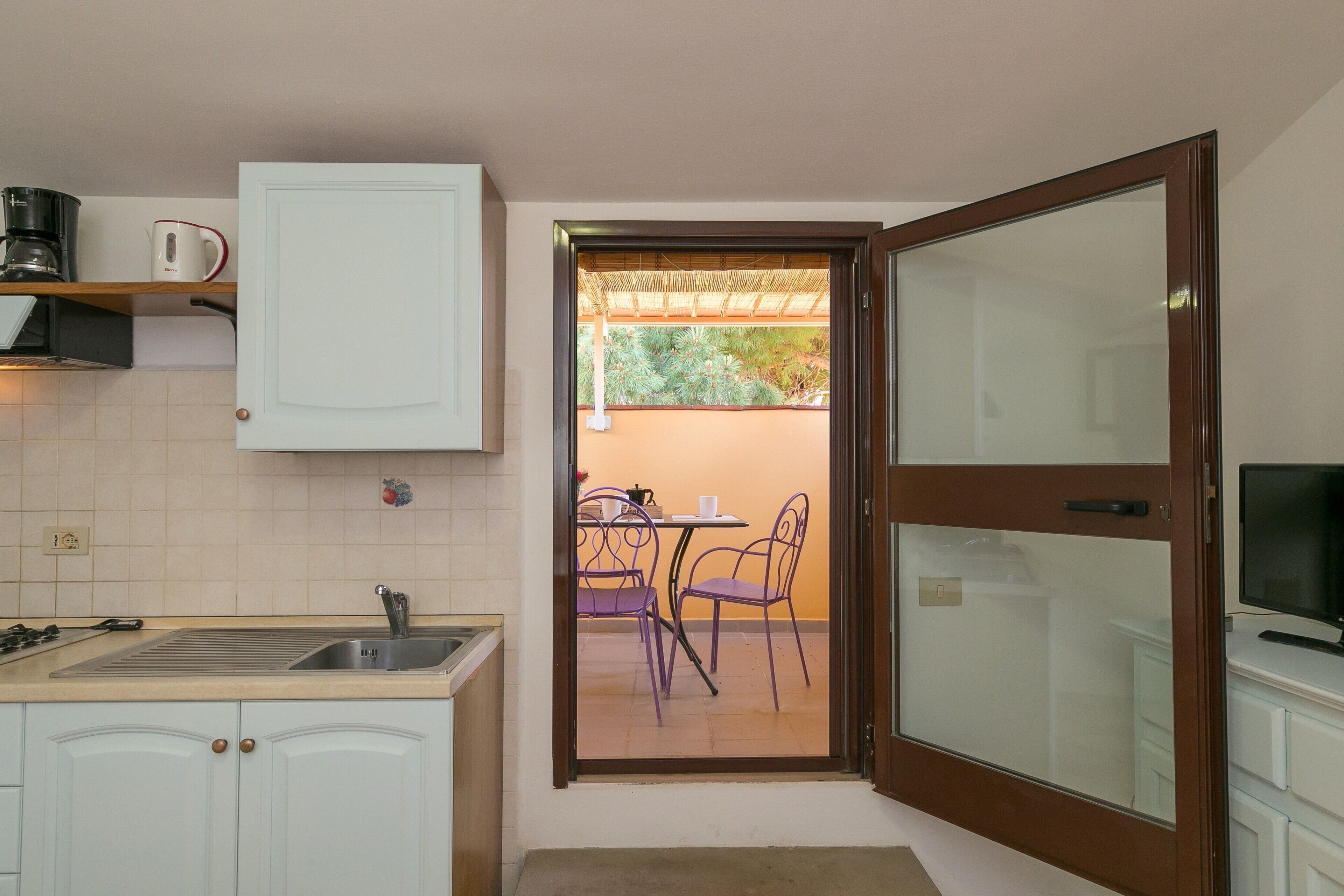 Fridge, oven, stovetop, coffee/tea maker