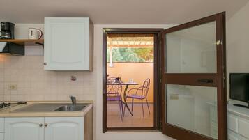 Fridge, oven, stovetop, coffee/tea maker