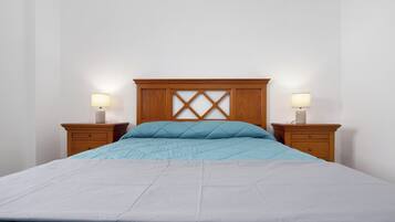 3 slaapkamers, een strijkplank/strijkijzer, gratis wifi, beddengoed