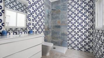 Een douche, handdoeken