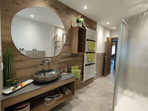 Douche, sèche-cheveux, serviettes fournies