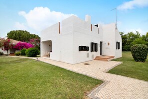 Exterior - Holiday Home 'Pedras Del Rei Ll' with Shared Pool, Wi-Fi and Air Conditioning (Tavira)