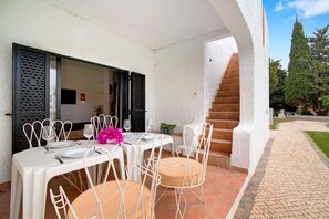 Outdoor dining - Holiday Home 'Pedras Del Rei Ll' with Shared Pool, Wi-Fi and Air Conditioning (Tavira)