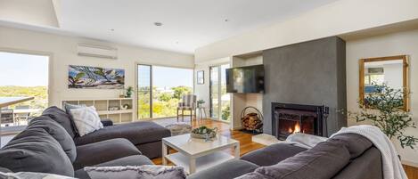 智能電視、壁爐、乒乓球設施、書籍