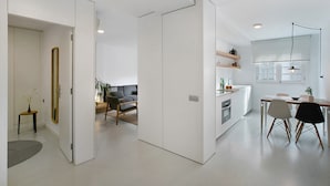 Un interior moderno con cocina, comedor y sala de estar.