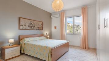 4 bedrooms, iron/ironing board, free WiFi, bed sheets