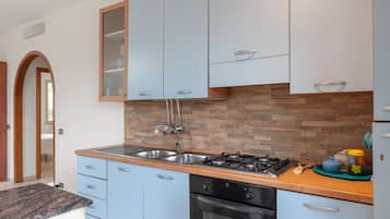 Kühlschrank, Ofen, Herdplatte, Wasserkocher mit Kaffee-/Teezubehör