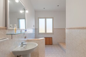 Badewanne, Haartrockner, Handtücher