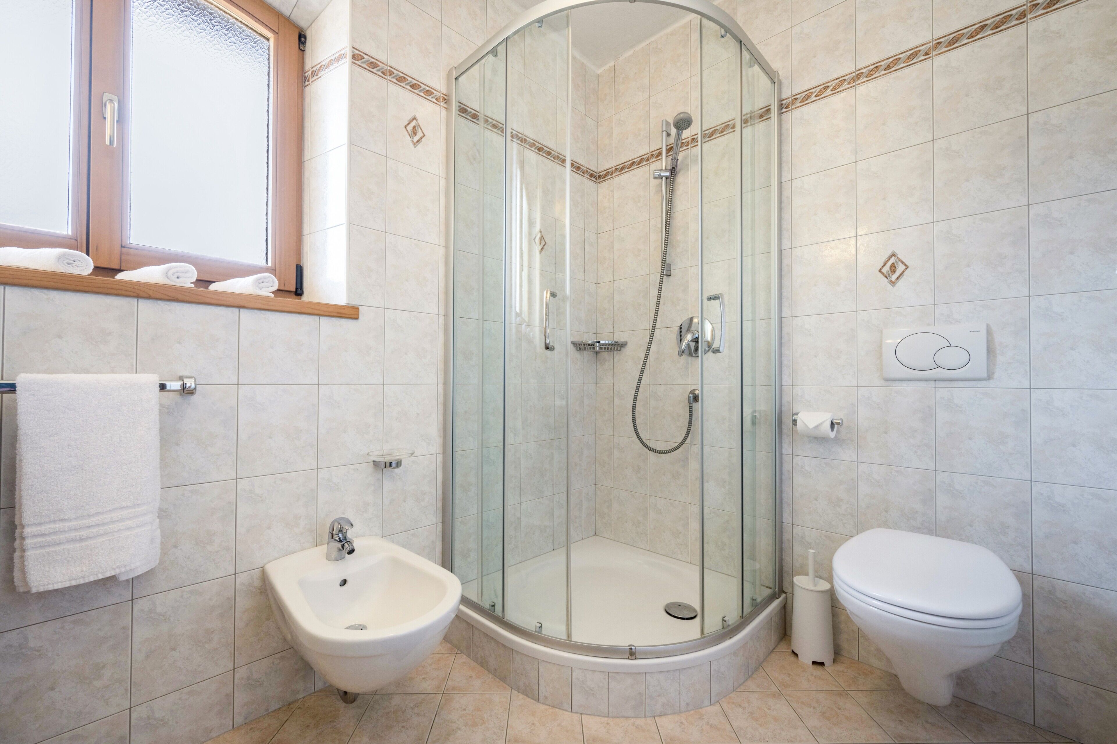 Dusche, Haartrockner, Handtücher