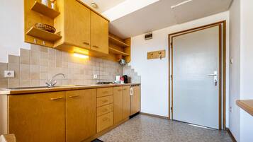 Kühlschrank, Herdplatte, Wasserkocher mit Kaffee-/Teezubehör