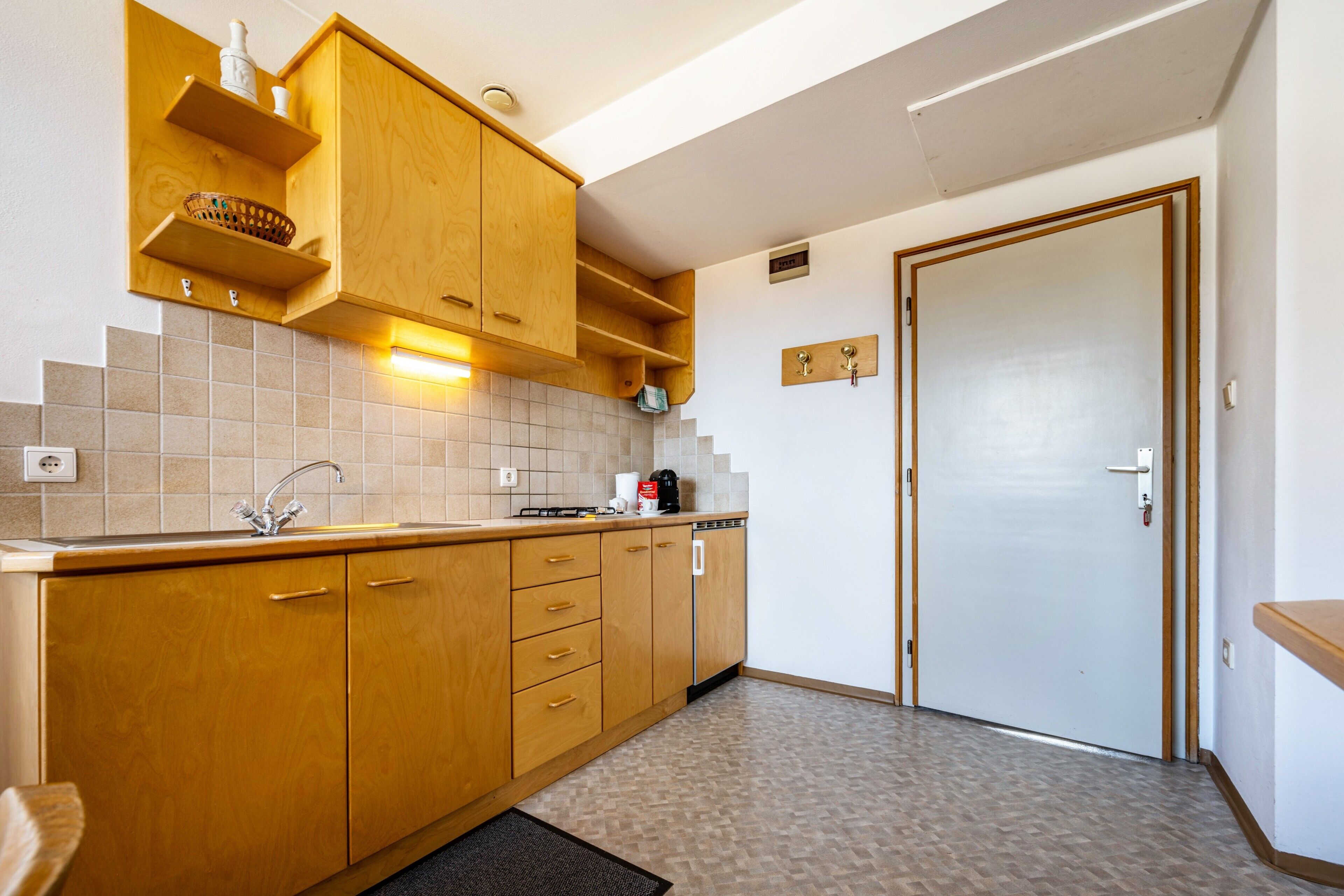 Kühlschrank, Herdplatte, Wasserkocher mit Kaffee-/Teezubehör
