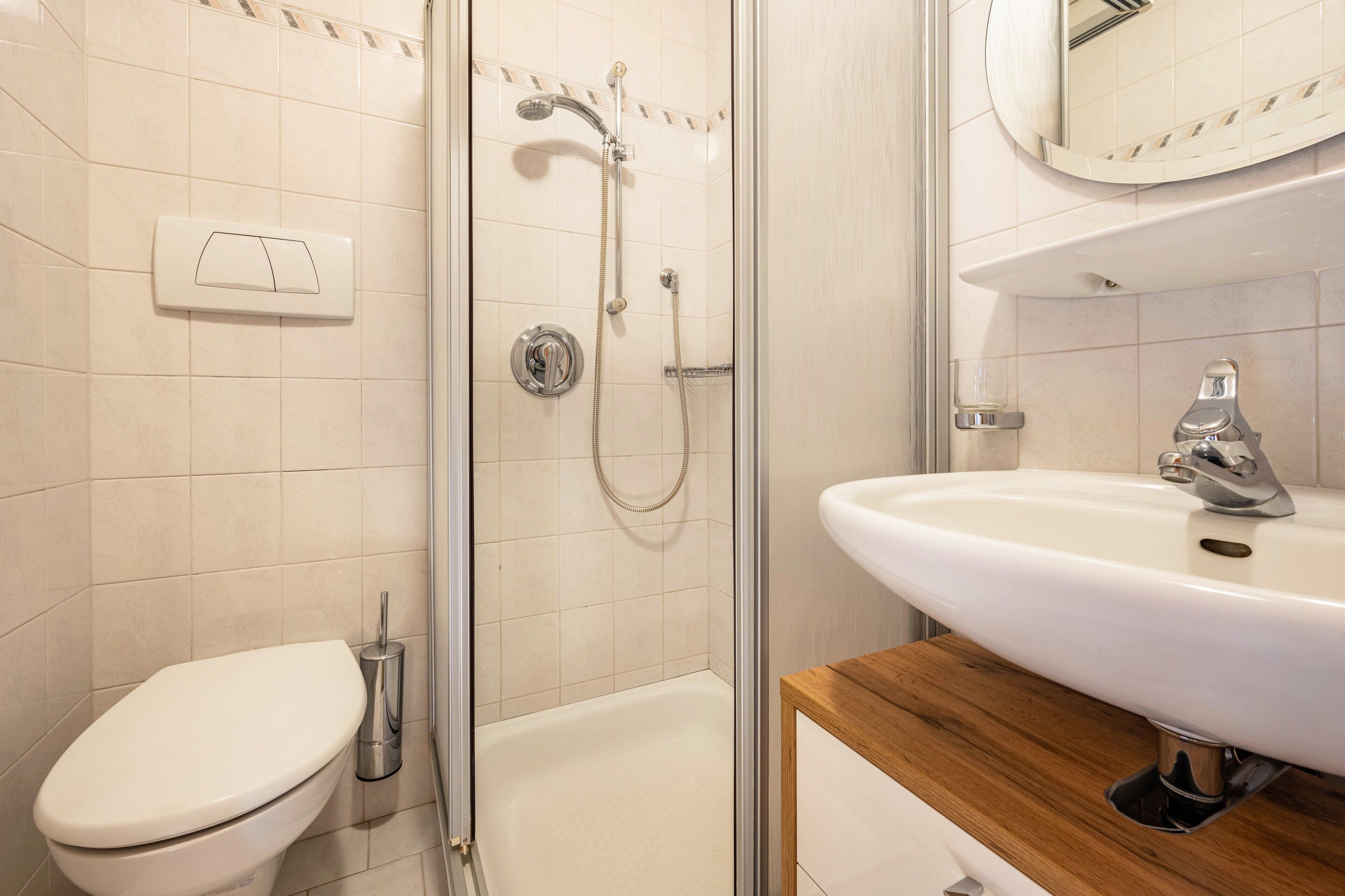Dusche, Haartrockner, Handtücher