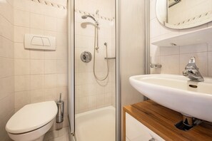 Douche, sèche-cheveux, serviettes fournies