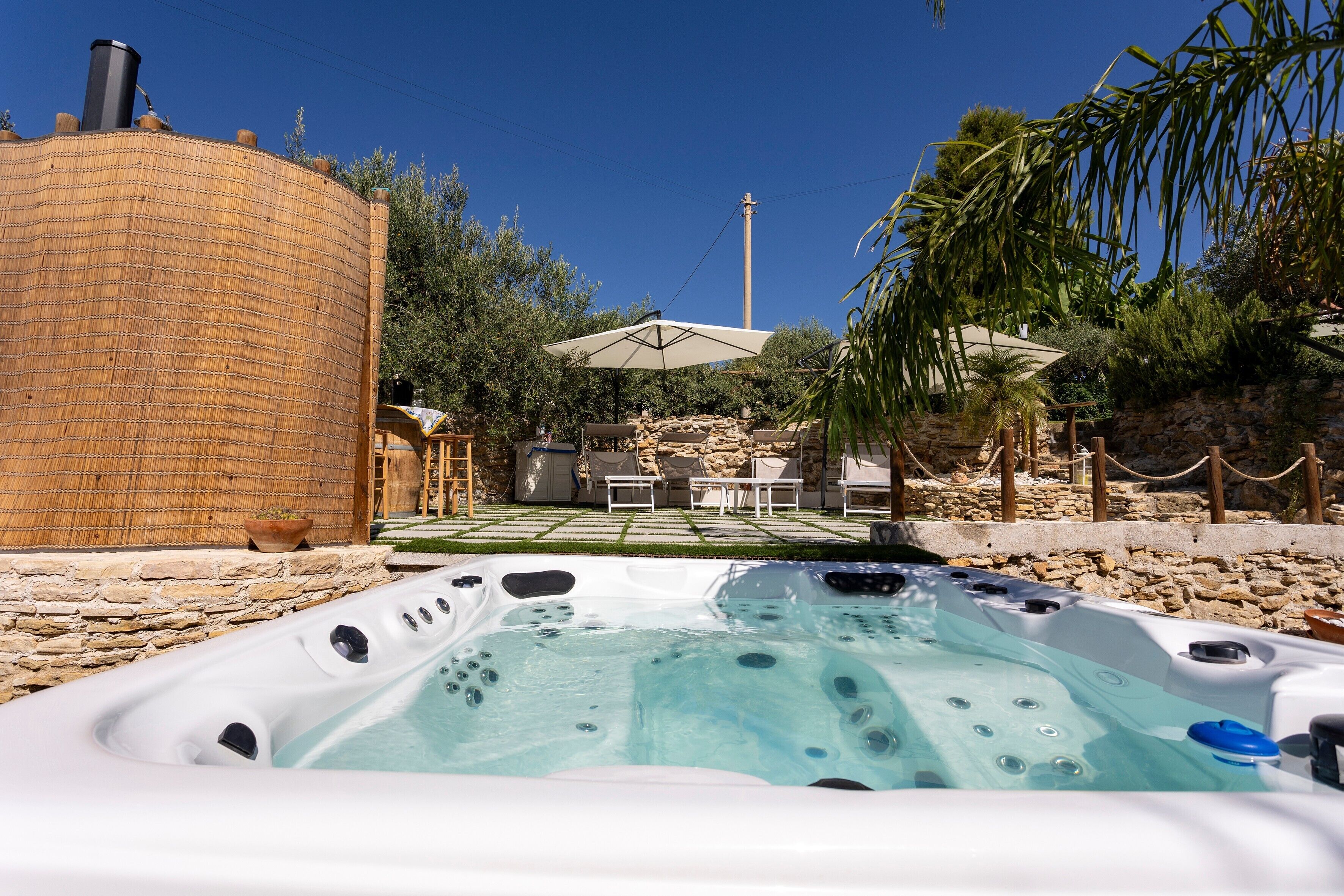 Outdoor spa tub