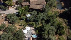 An aerial view of a property with a large house, a swimming pool, and surrounding greenery. - Villa 'Il Melograno' with Private Terrace,  Jacuzzi, Wi-Fi and Air Conditioning (Menfi)