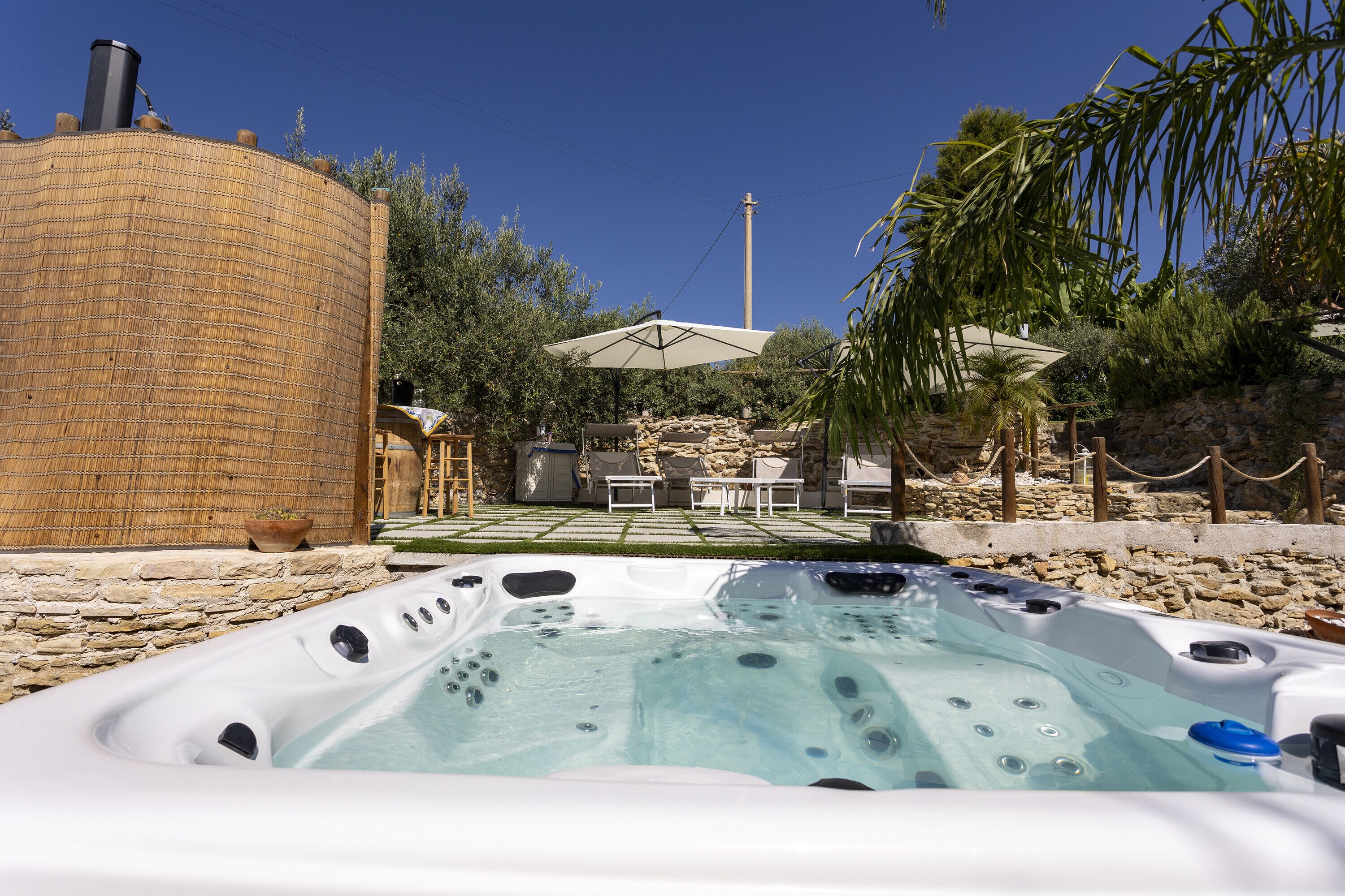 Tina de hidromasaje al aire libre